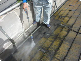 屋根高圧洗浄作業写真